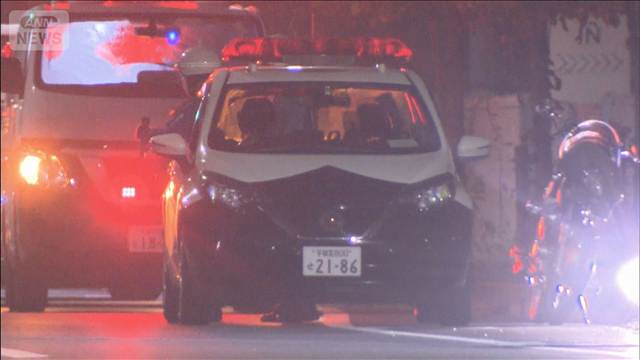 信号無視のバイクと追跡中のパトカーが接触　バイクに乗っていた10代男性2人けが