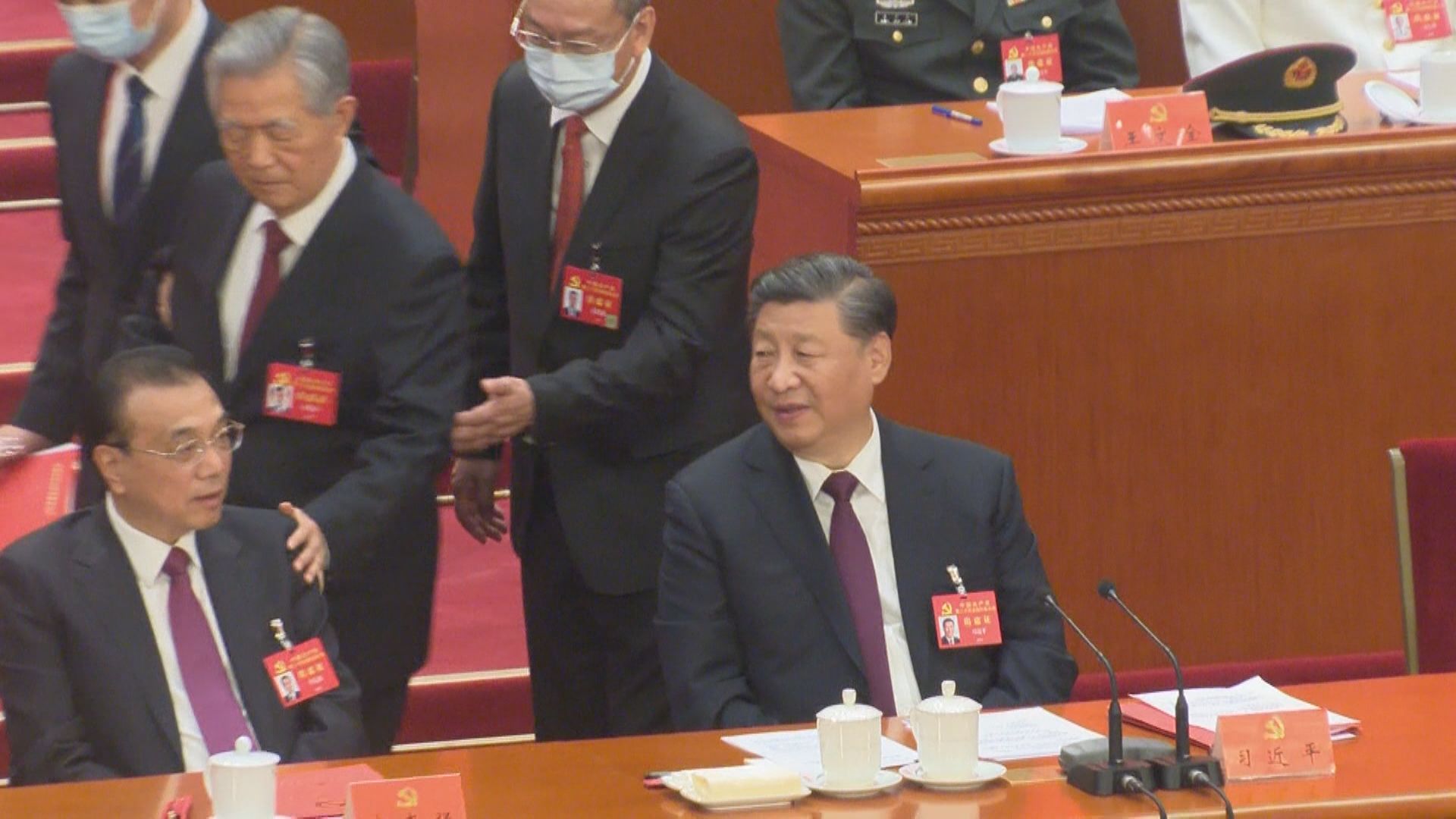 胡錦涛氏から肩をたたかれる李克強氏