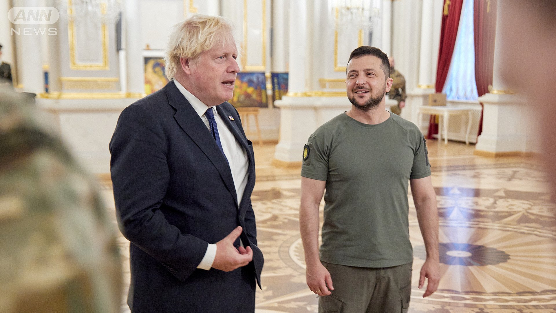 （左）ボリス・ジョンソン前英国首相（2022年ウクライナ訪問）（提供アフロ）