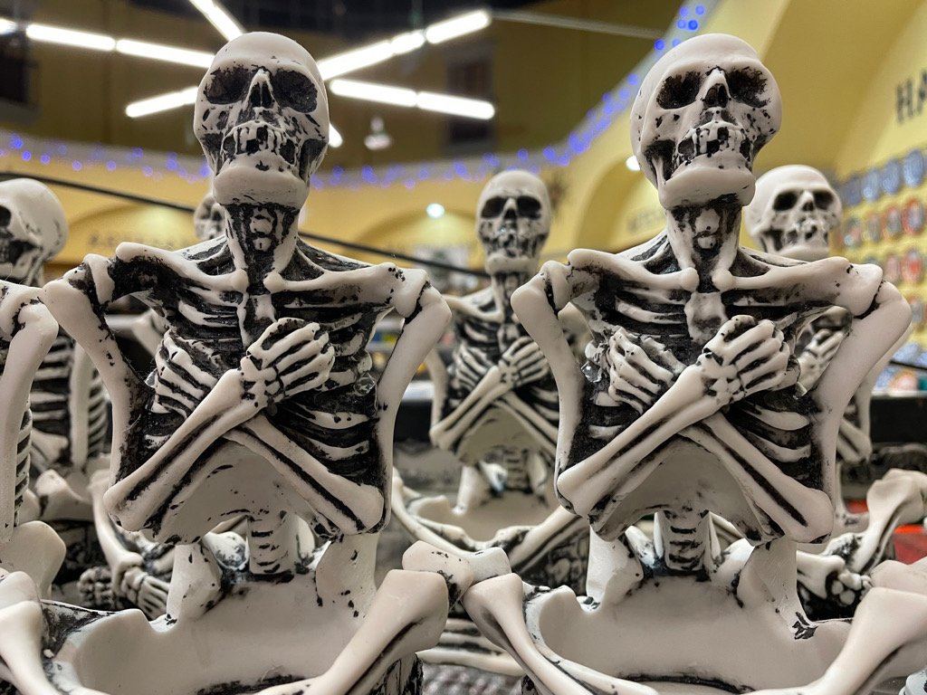 メキシコでは骸骨が身近な存在だ。死は悲しみであるが、死者の魂は現世に戻り家族や友人と共に楽しく過ごすと考えられている。11月1、2日の「死者の日」は宵越しのカネを持たないメキシコ人が最も燃えるイベントだ=筆者撮影