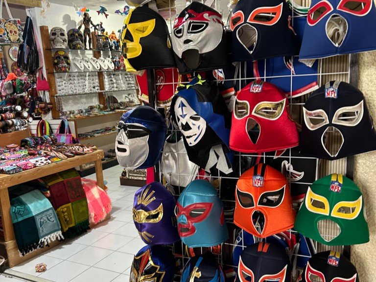 メキシコには大手だけで10を超えるプロレス団体がある。覆面はメキシコのプロレスの象徴だ。古代マヤ、アステカの戦士が顔にペイントしていたことをモチーフにしている。ファン向けに覆面を販売する店はいたるところにある＝筆者撮影
