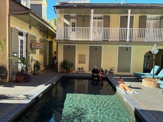 ドーフィン・オーリンズ・ホテルの中庭。10月でも暖かい日が続き、泳ぐ宿泊客の姿もあった＝筆者撮影
