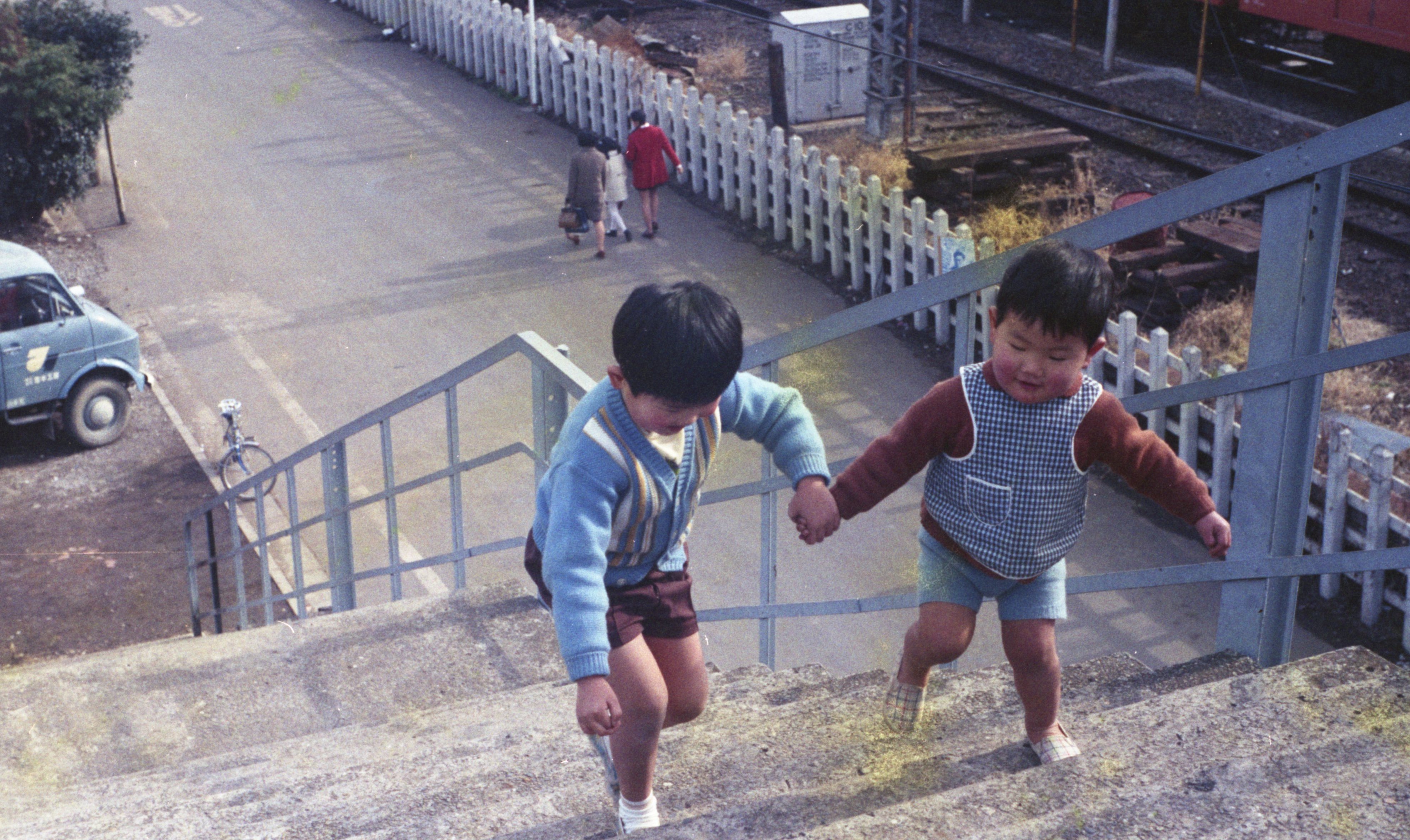 1973年（昭和48年）　槌屋さんと弟　撮影：槌屋さんのご両親