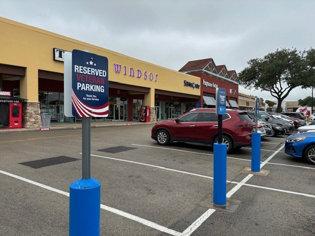 サンマルコスのアウトレットモール。米国では退役軍人を敬う姿勢を示すことが一般的で、大規模商業施設には退役軍人専用の駐車スペースがある＝筆者撮影