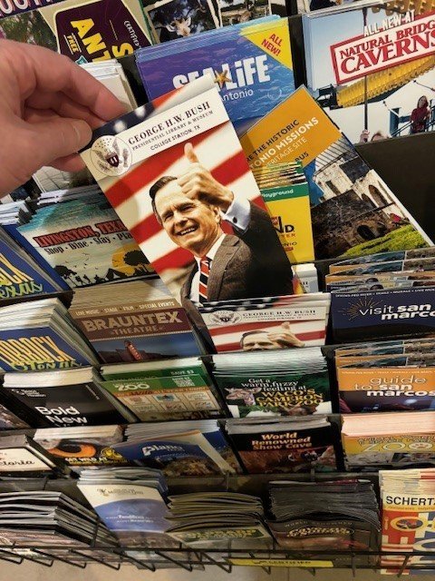 ホテルのロビーには、日本ではあまり知られていないテキサス州の観光地のパンフレットが並ぶ。「パパ・ブッシュ」として知られるジョージ・H・W・ブッシュ元大統領記念館のパンフレットもあった＝筆者撮影