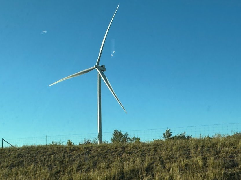 ランチの敷地内にそびえ立つ風力発電用タービン＝写真上下とも筆者撮影。石油産業が盛んなテキサス州だが、再生可能エネルギーへの取り組みも積極的で、全米の風力エネルギーの28％を生産している。