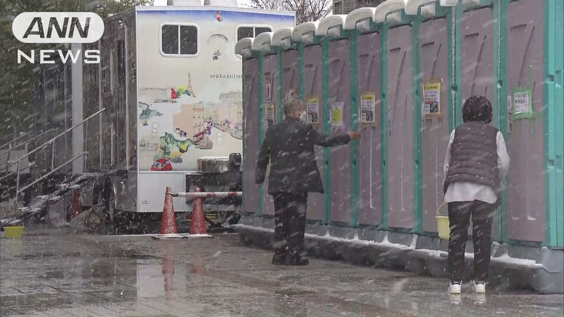 石川県七尾市の避難所　建物の外に仮設トイレが設置されていた
