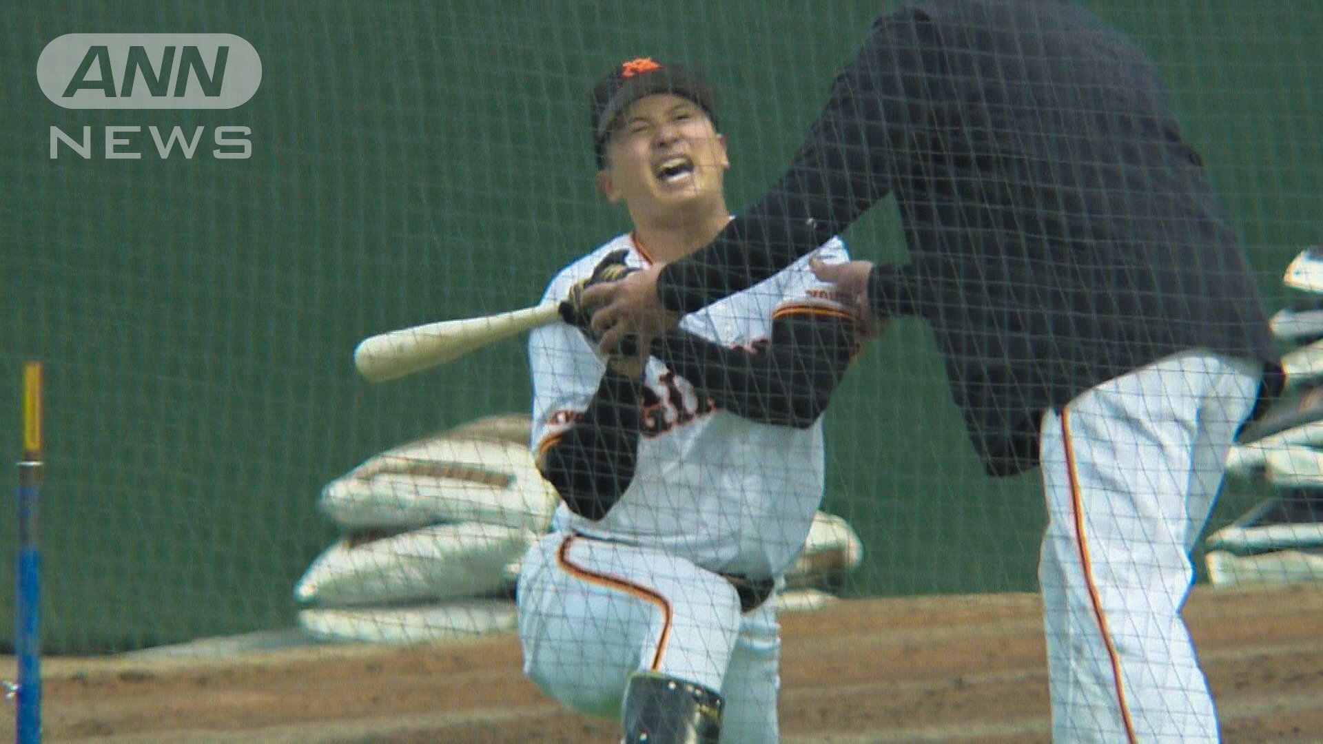 阿部監督（右）から指導を受ける泉口