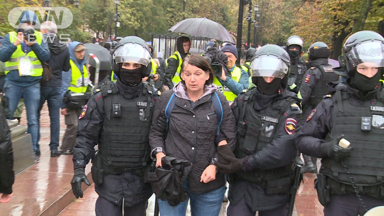 2022年９月28日　治安部隊はデモが始まる前から次々と市民を拘束していった