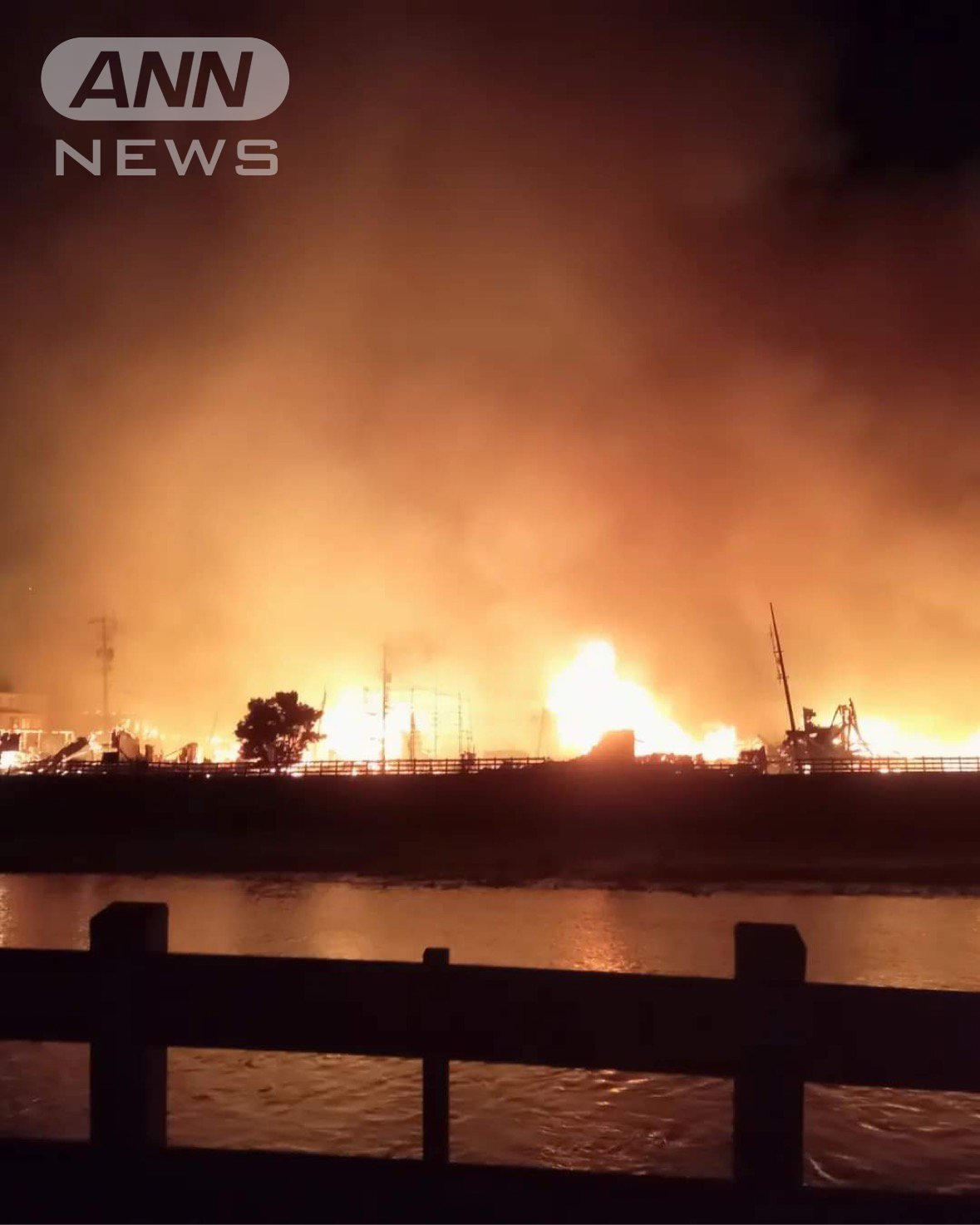 大きな火災に見舞われた「輪島朝市」の様子＝1月1日、本人提供