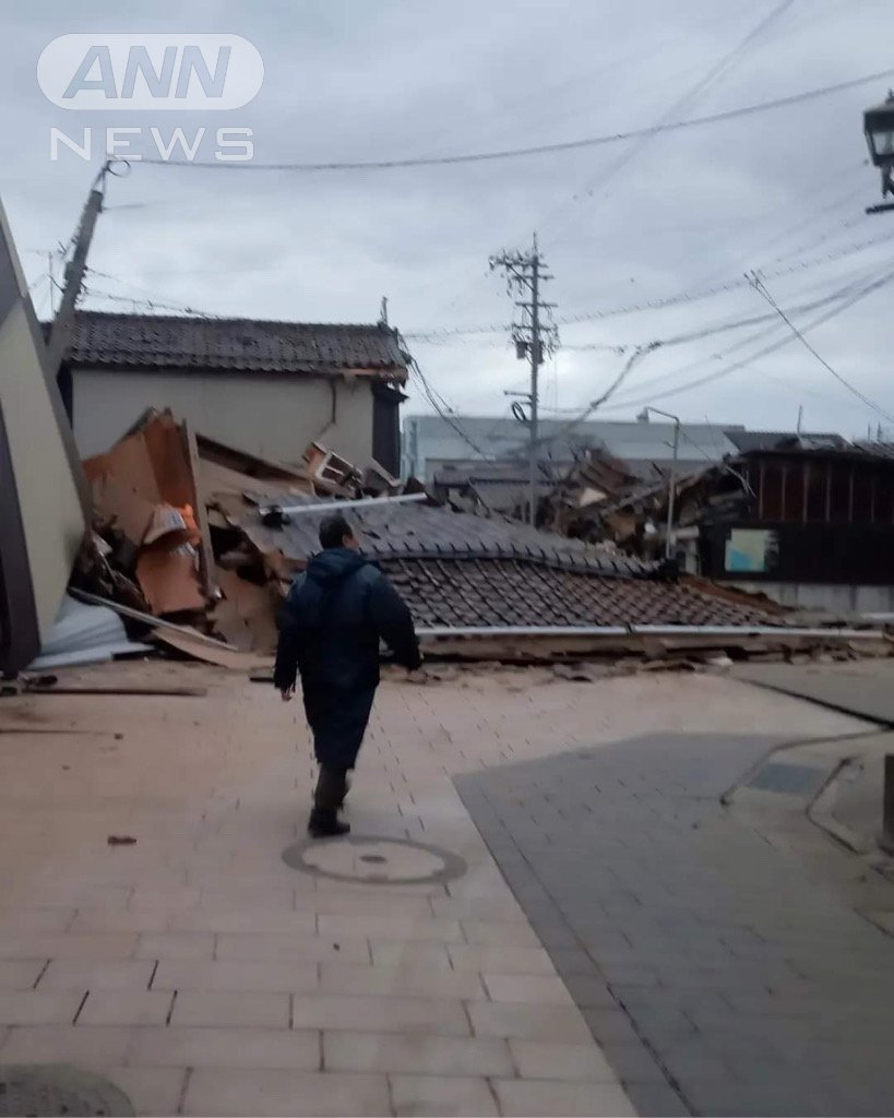 閉じ込められた店から救出されたあと、紙さんが最初に撮った写真。屋根ごと崩れた家屋に驚愕したという＝2024年1月1日午後4時41分、本人提供