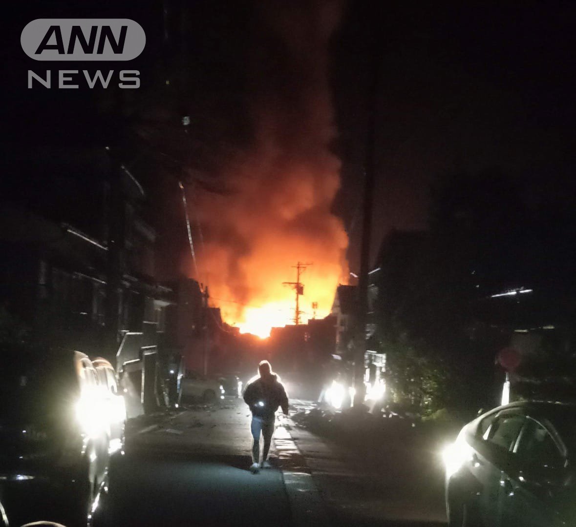紙浩之さんが自身のSNSに投稿した写真。真っ赤な炎に包まれる「朝市通り」周辺（写真奥）を撮ったものだ＝2024年1月1日午後7時8分、本人提供
