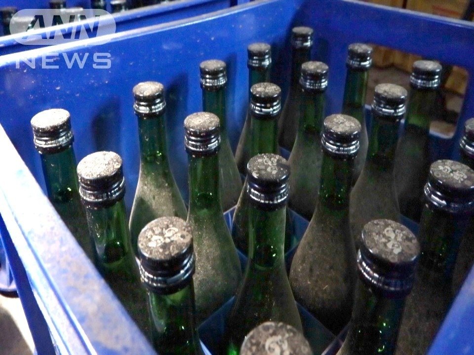 倒壊した蔵からボランティアが出してくれたというお酒＝2024年2月8日、石川県輪島市