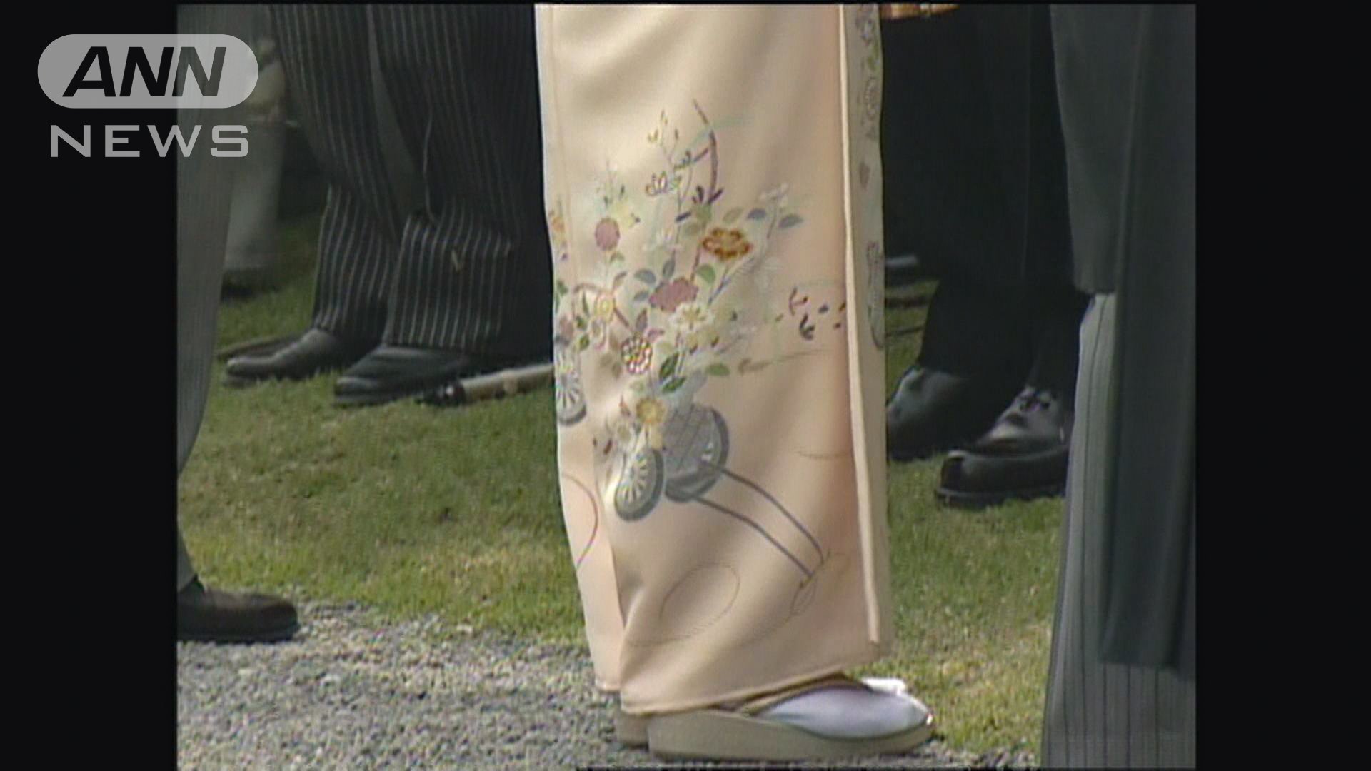 花車にめでたい花などを描いた雅子さまの着物(2002年)