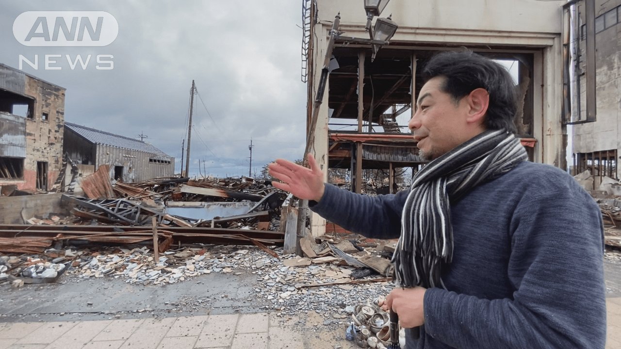 全焼した朝市通りを歩く輪島市朝市組合の冨水長毅組合長＝2024年2月10日、石川県輪島市