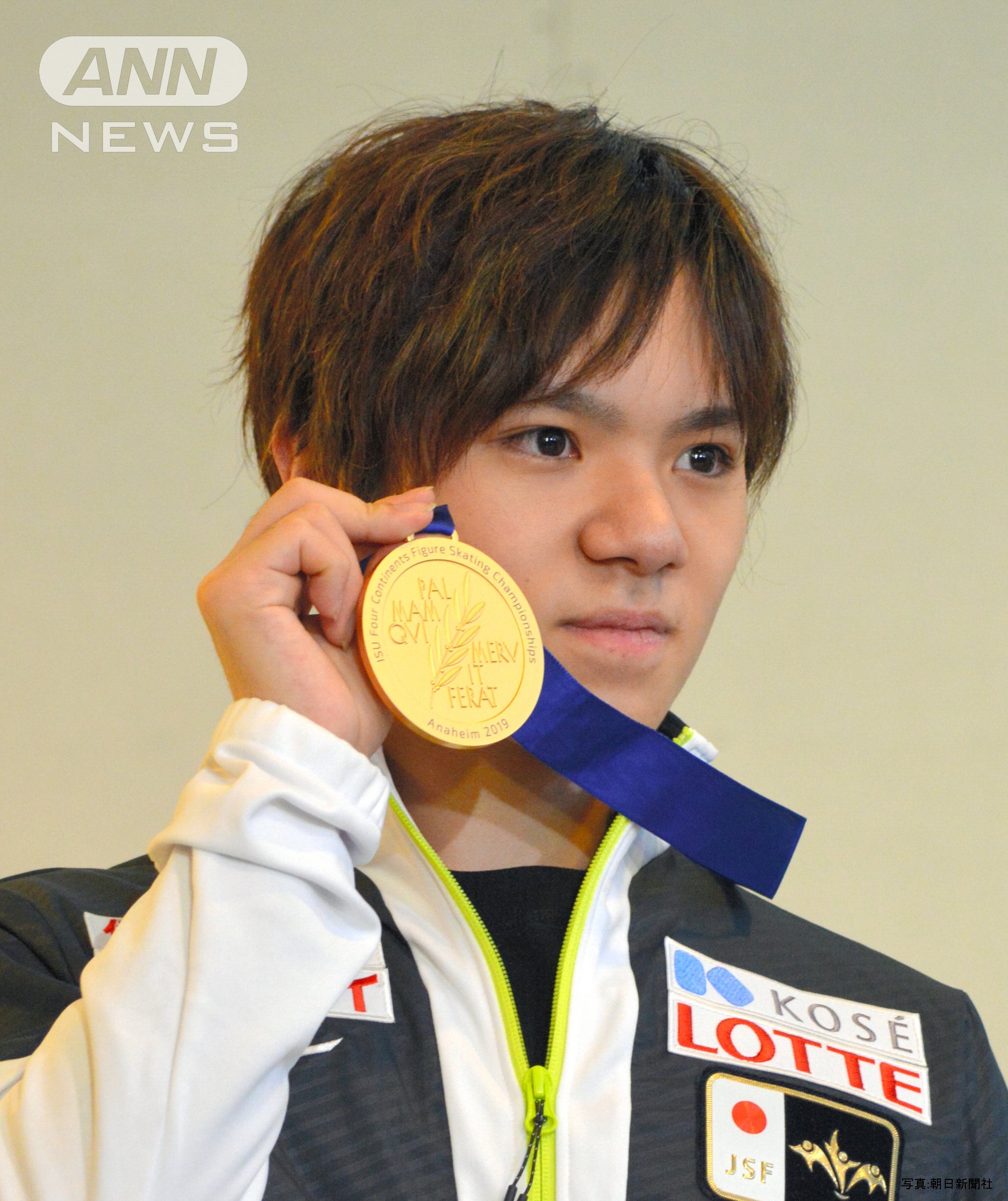 2019年金メダルを掲げる宇野昌磨　フィギュアスケート