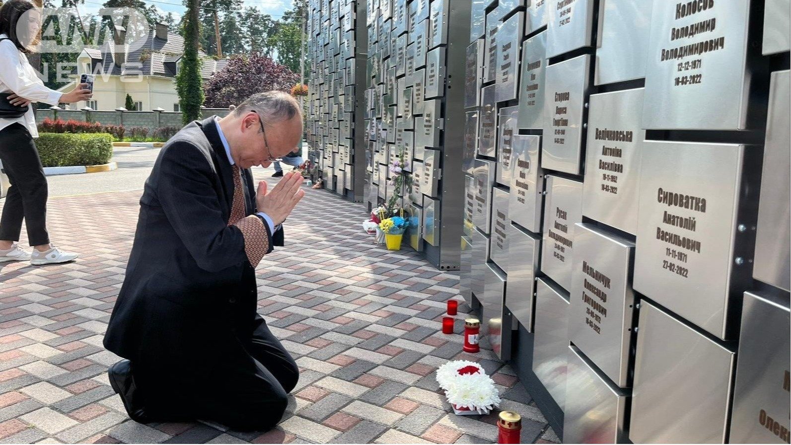 ウクライナ・ブチャの犠牲者慰霊碑に手を合わせる神田財務官