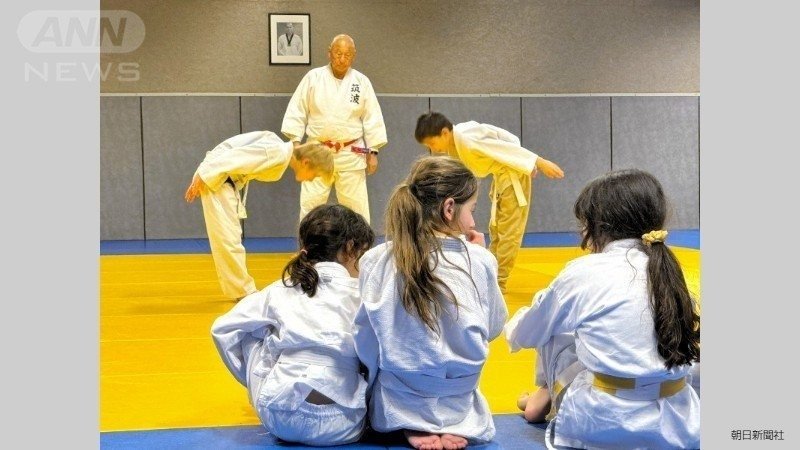 子ども達に指導する川石則一さん