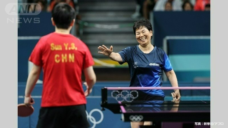 ルクセンブルクのシャー リエン選手（右）と中国の孫穎莎選手（左）