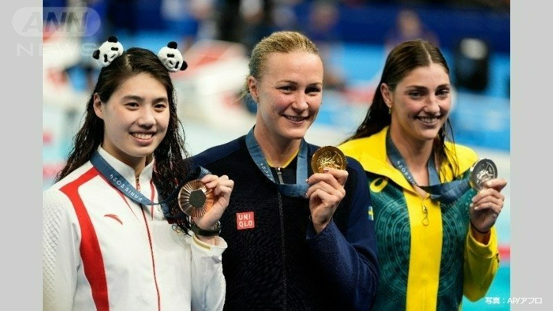 銅メダルに輝いた中国の張雨霏選手（左）