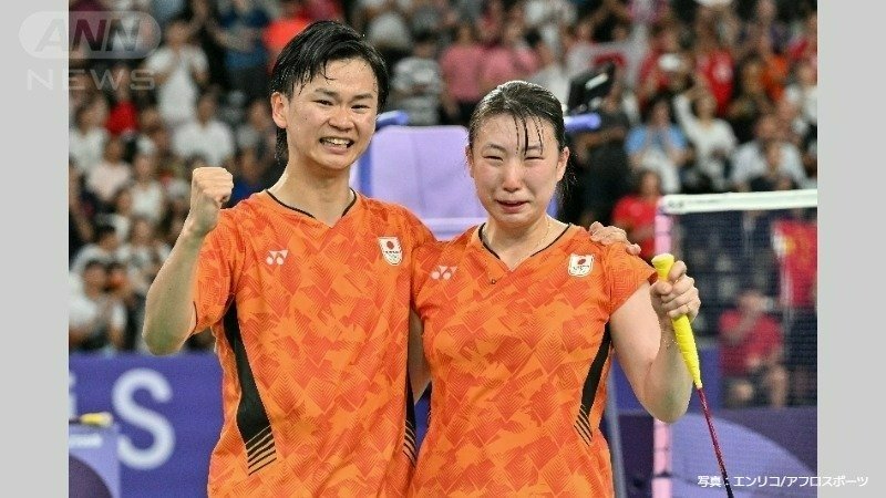 バドミントン混合ダブルスの渡辺勇大（左）と東野有紗（右）
