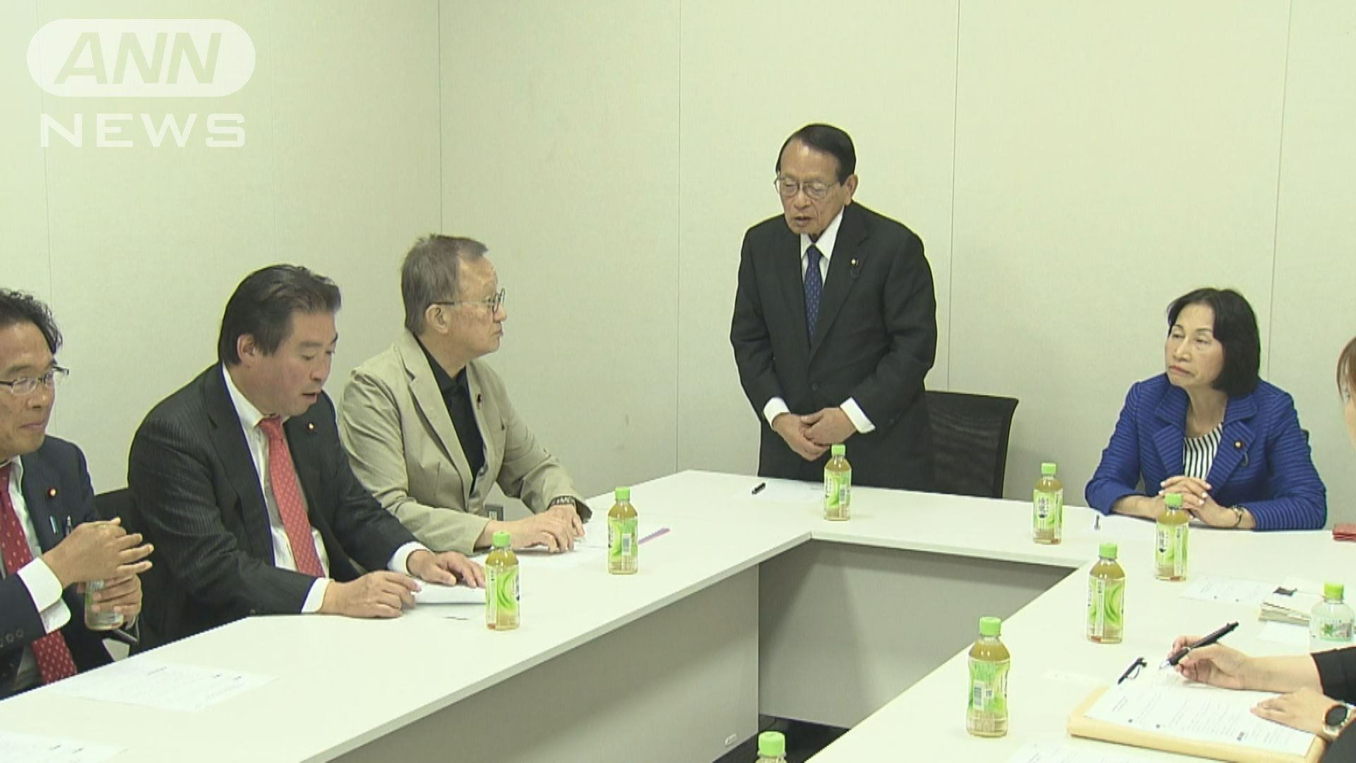 国会内で集まった超党派の空襲議連(5月30日)
