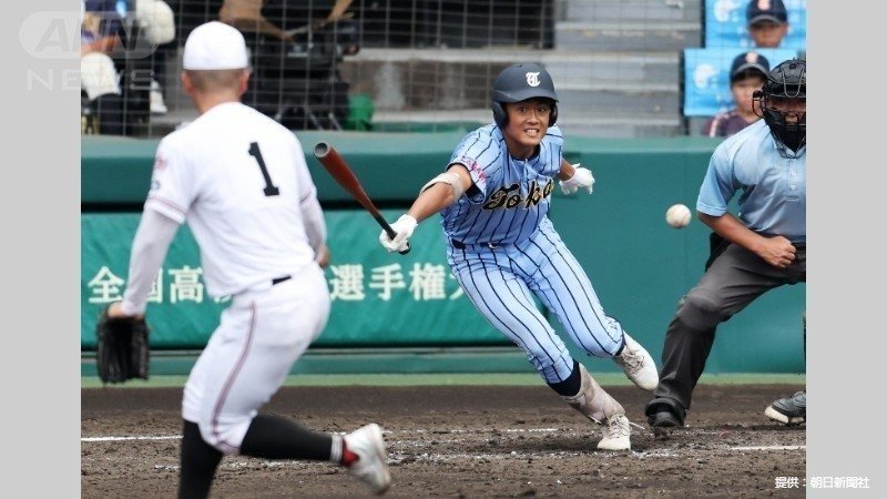 5回、2点タイムリーを放つ東海大相模・中村