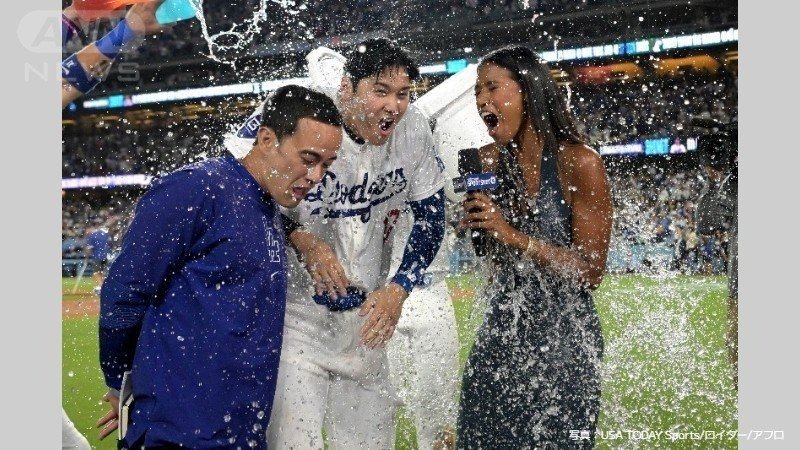 手荒い祝福を受ける大谷