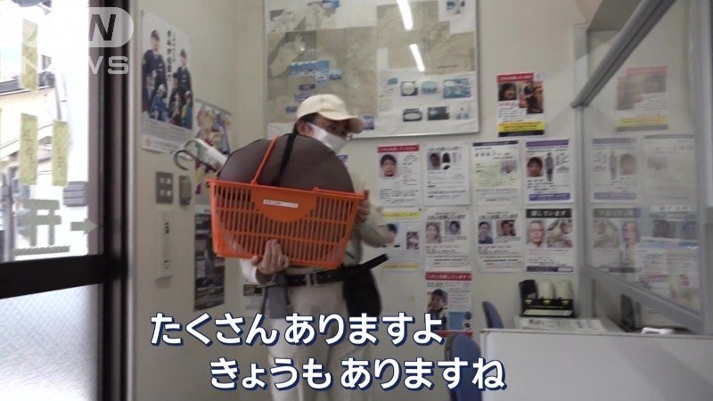 かごを抱えた男性