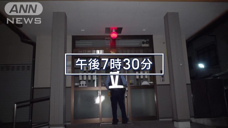 駐在さん、懐中電灯を持って外へ