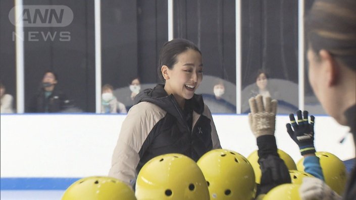 スケート教室に参加する子どもたちを前に笑顔の浅田さん
