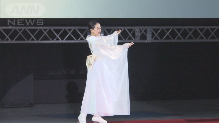 白を基調にしたきらびやかな衣装でポーズを決める浅田さん