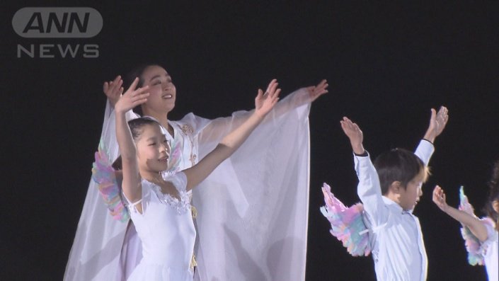 一緒に演技する子どもたちと息を合わせる浅田さん