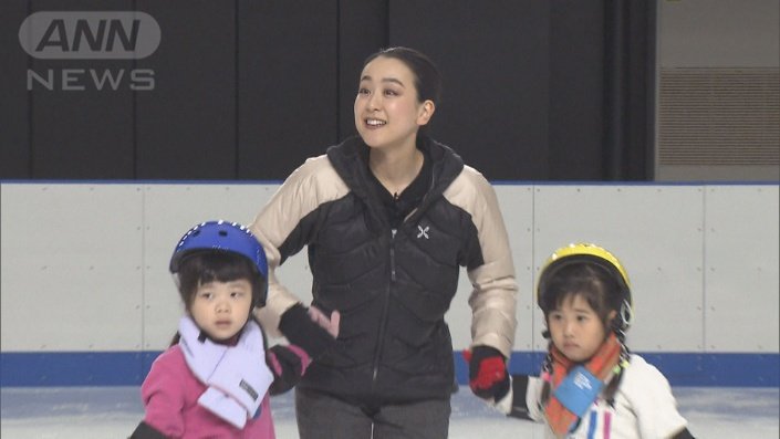 「手をつないで一緒に滑ろうか」と声をかける浅田さん