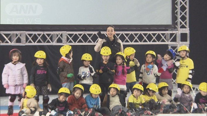 スケート教室に参加した子供たちと記念撮影する浅田さん