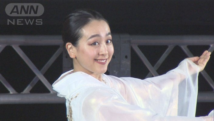 和装を思わせる衣装でカメラに視線を向ける浅田さん