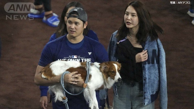 愛犬デコピンと妻・真美子さん