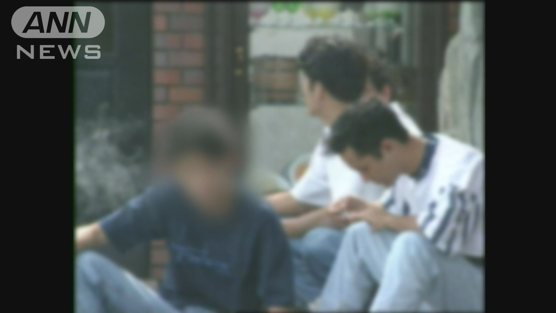 ９０年代の大泉町。テレビ朝日報道ライブラリに残る映像では、当時、外国人とみられる人たちが駅周辺に溜まり、喫煙する様子も映し出されていた。