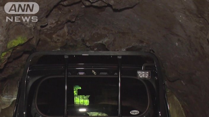 軽トラックの屋根が岩をかすめる