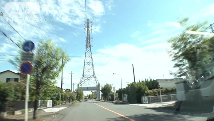 道路の真ん中に鉄塔