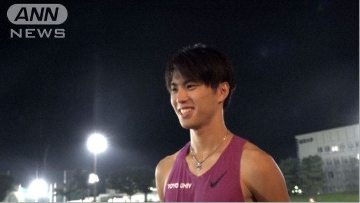 笑顔でインタビューに答える石田