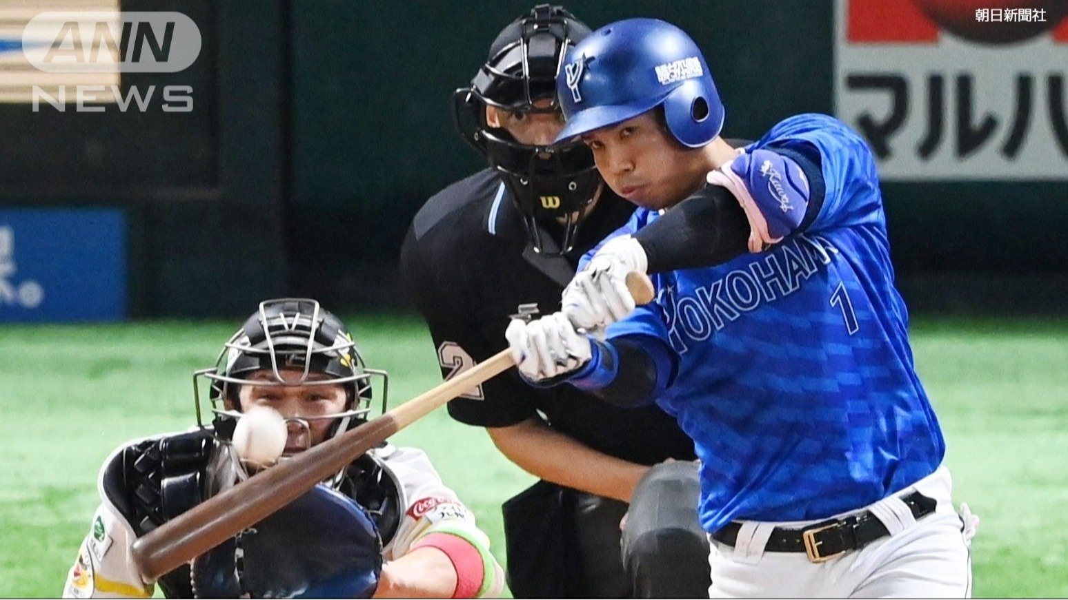 勝ち越しホームランを放つ桑原選手