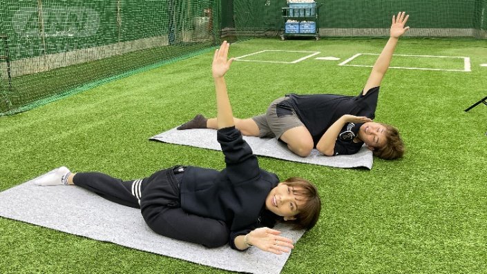 ヨガトレーニングを体験するヒロドキャスター