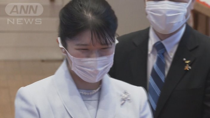 平安時代の文化などに触れることができる施設を訪問し、ぴったりと合う貝を探す「貝覆い」と呼ばれる古代の遊びを地元の小学生と一緒に体験されました。