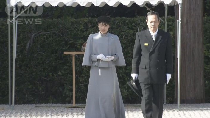 グレーのロングドレス姿の愛子さま。前回は８年前で、両陛下と、ご一緒でした。