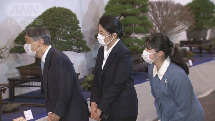 お2人とも質問をしながら、度々、身をかがめて熱心にご覧に