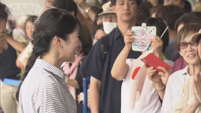 那須塩原駅では集まった多くの市民らの歓迎を受け、笑顔で懇談