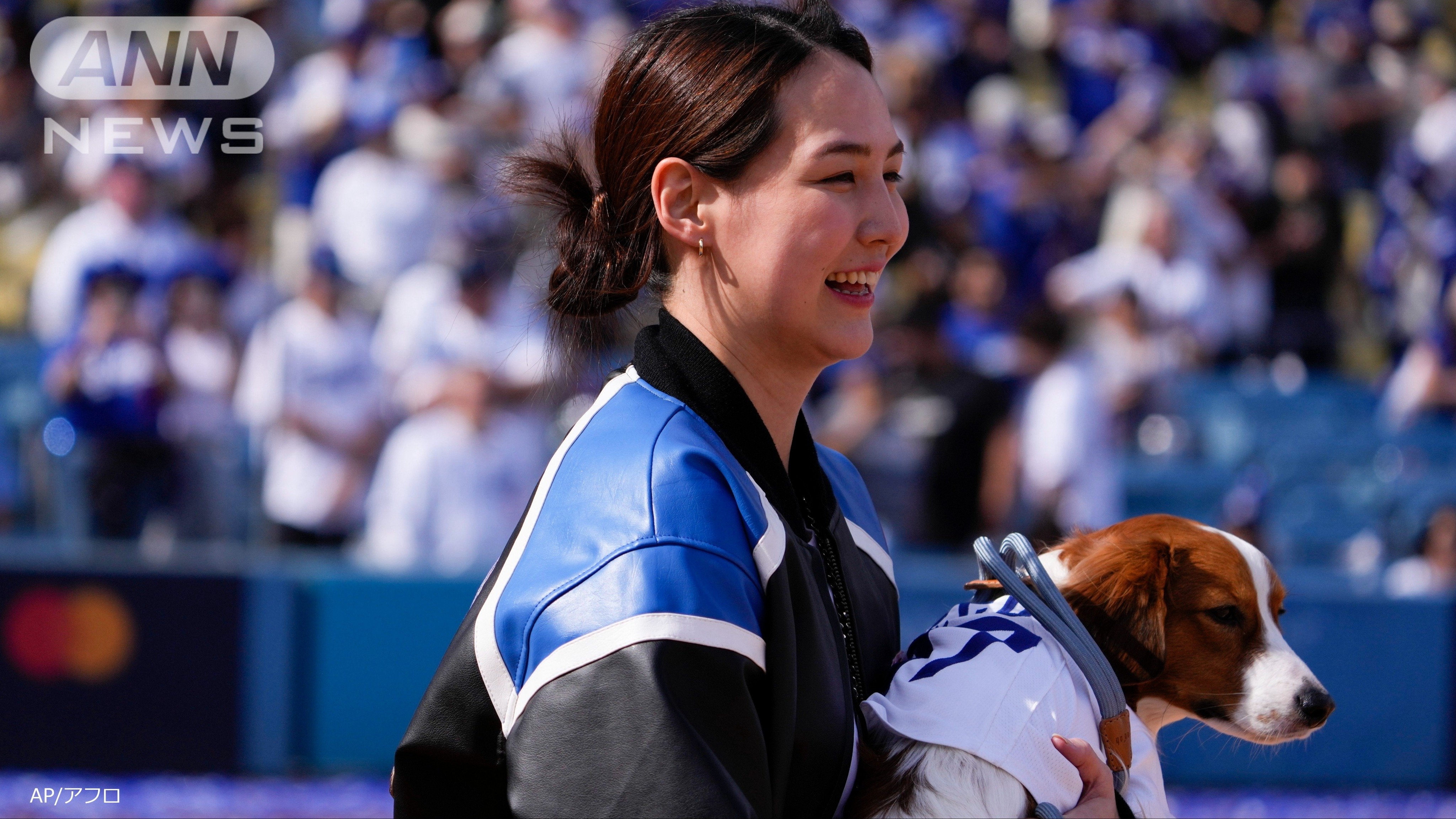 優勝イベントでデコピンを抱く真美子さん