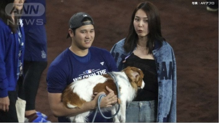 愛犬デコピンを抱く大谷と真美子夫人