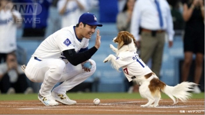始球式　デコピンと大谷選手